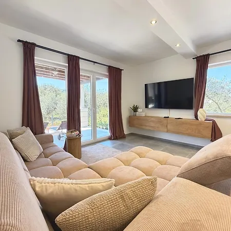 Lumaris Olive Garden Retreat *